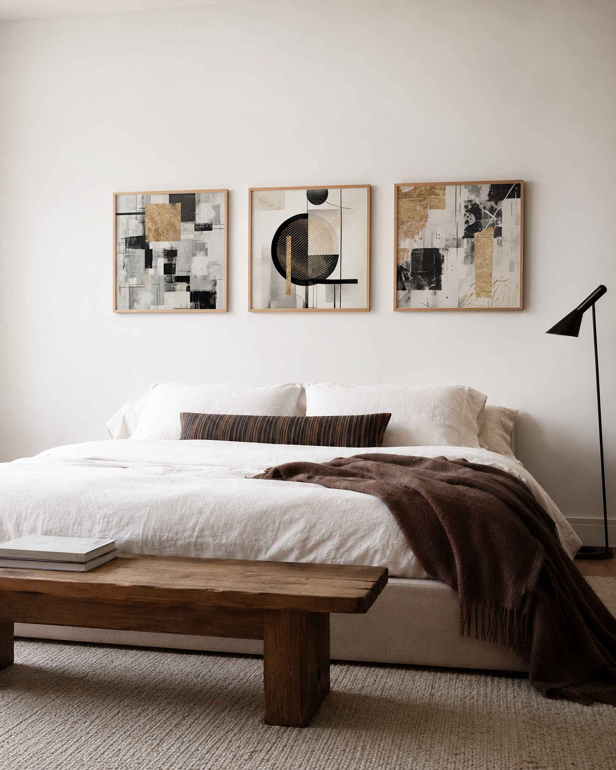 Interieurpresentatie van een driedelige vierkante posterset met zwart goud abstract