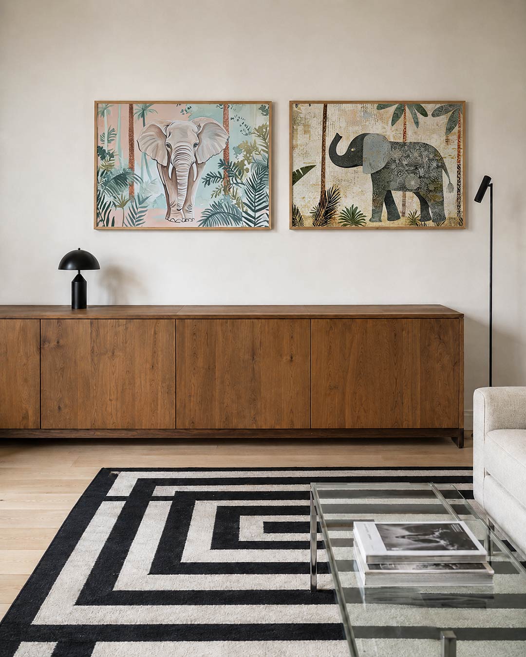 Tweedelige posterset met een olifant centraal, tussen groene bladeren en palmbomen, getoond in een interieur