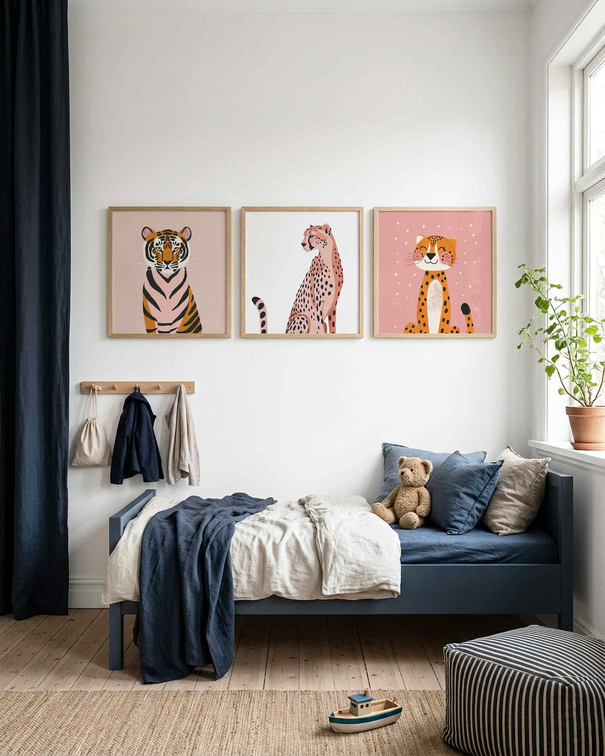 Interieurpresentatie van een driedelige vierkante posterset met grote katten