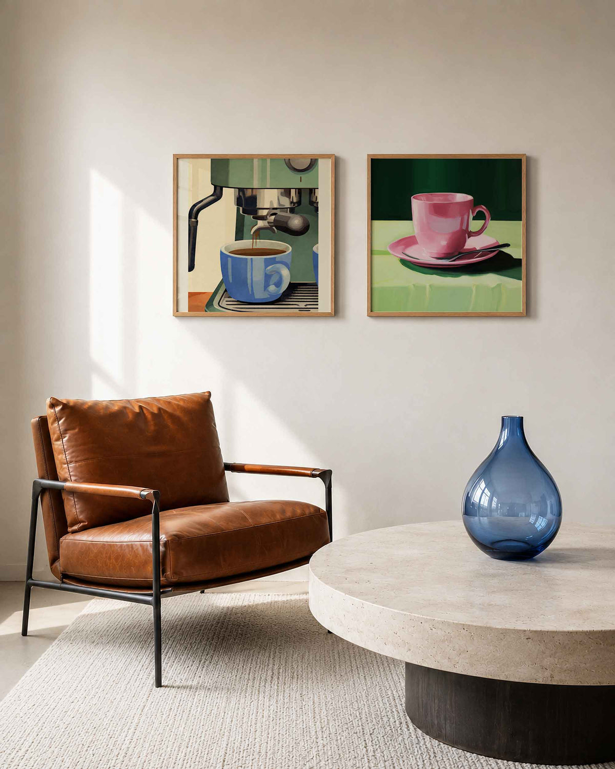 Interieurpresentatie van een tweedelige vierkante posterset met koffiemachine en kopjes