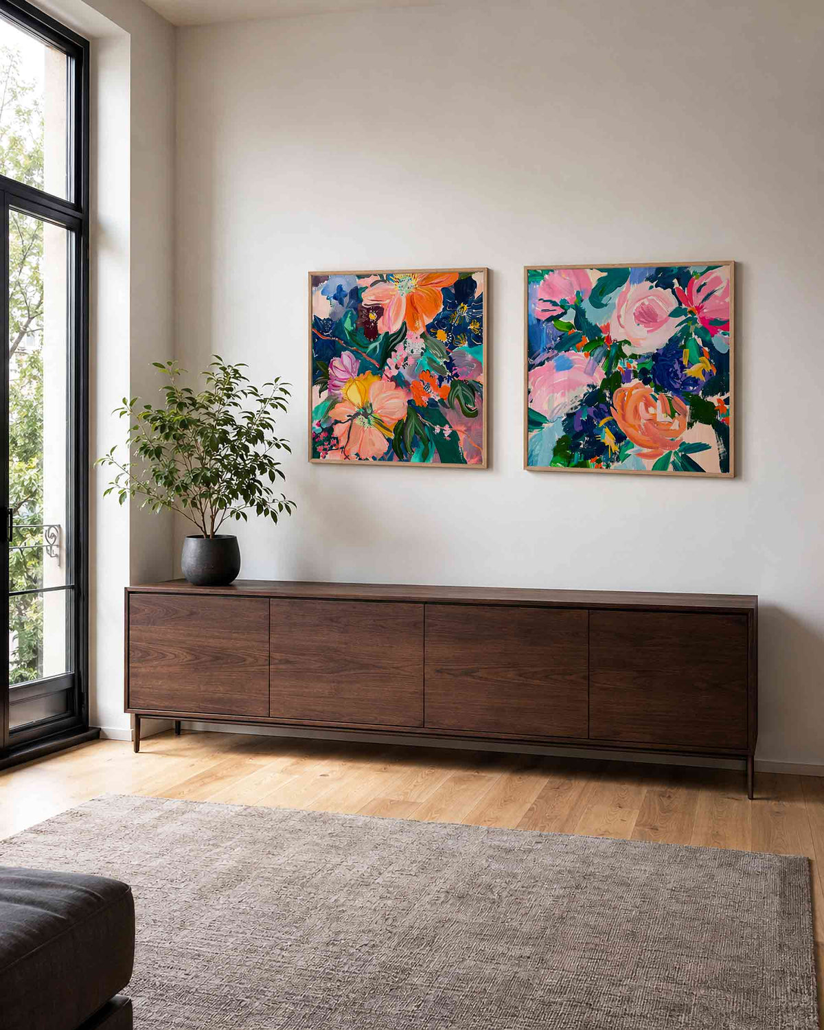Interieurpresentatie van een tweedelige vierkante posterset met bloemen en bladeren