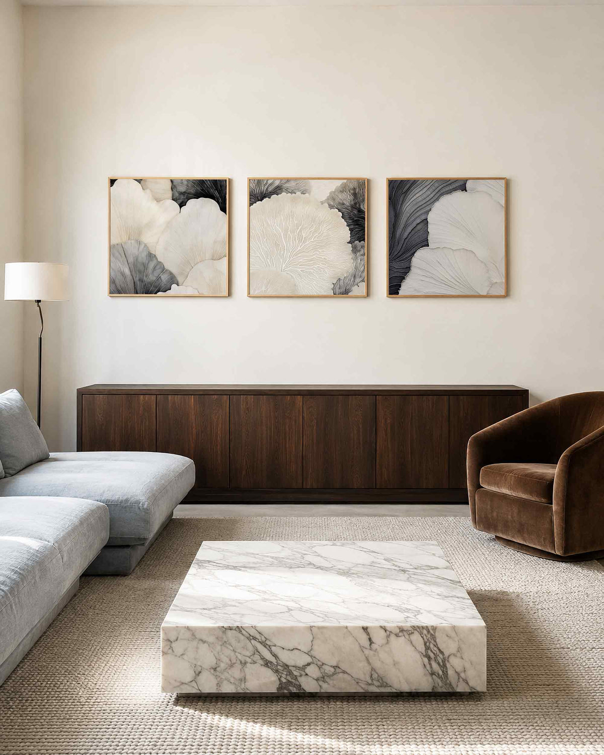 Interieurpresentatie van een driedelige vierkante posterset met monochrome schelpstructuren