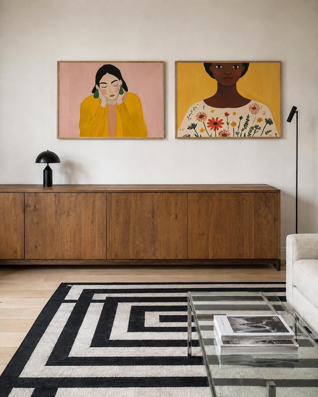 Twee liggende posters met een vrouw met gesloten ogen, aan de muur in een interieur