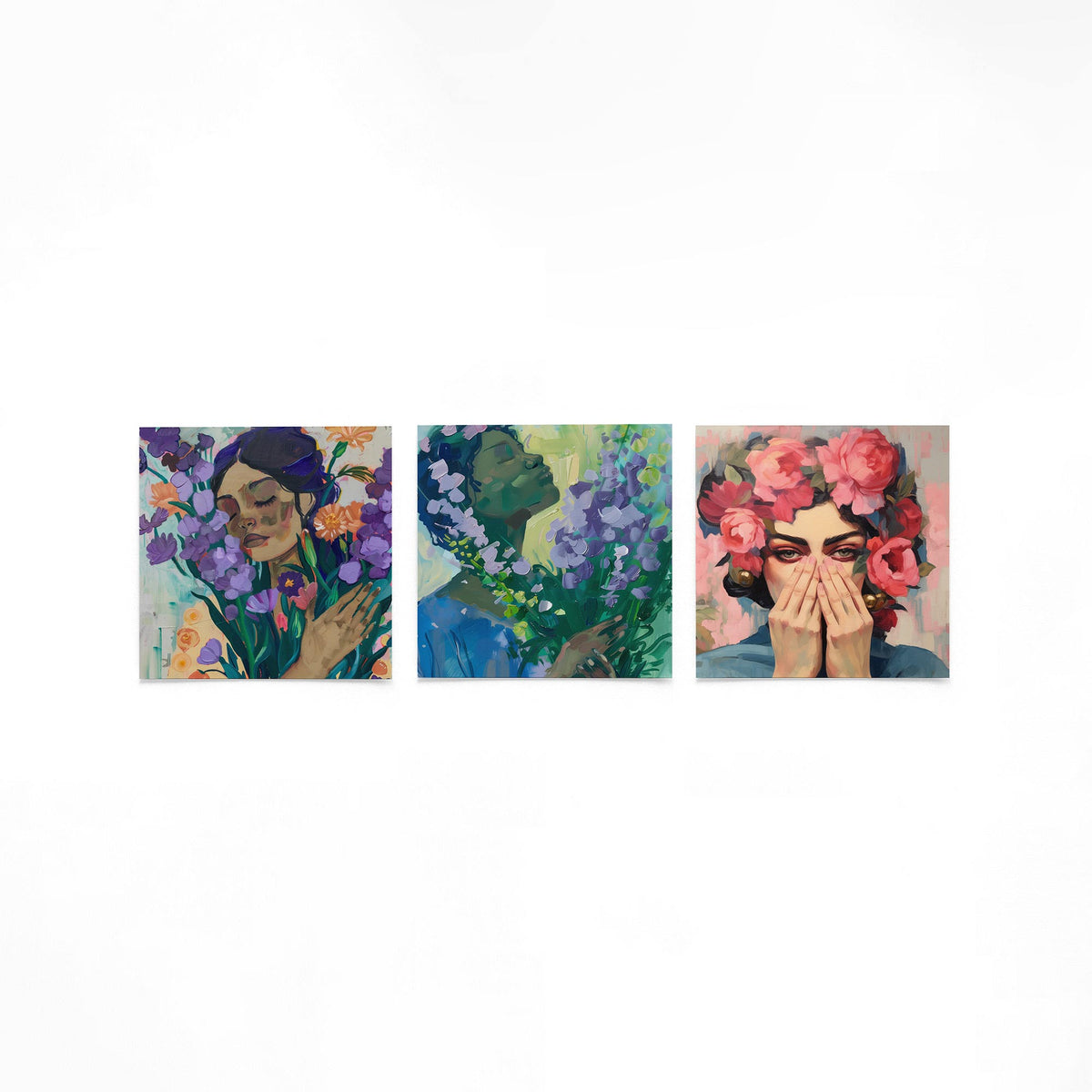 Drie vierkante posters met vrouwenportretten met bloemen op een gebroken witte achtergrond