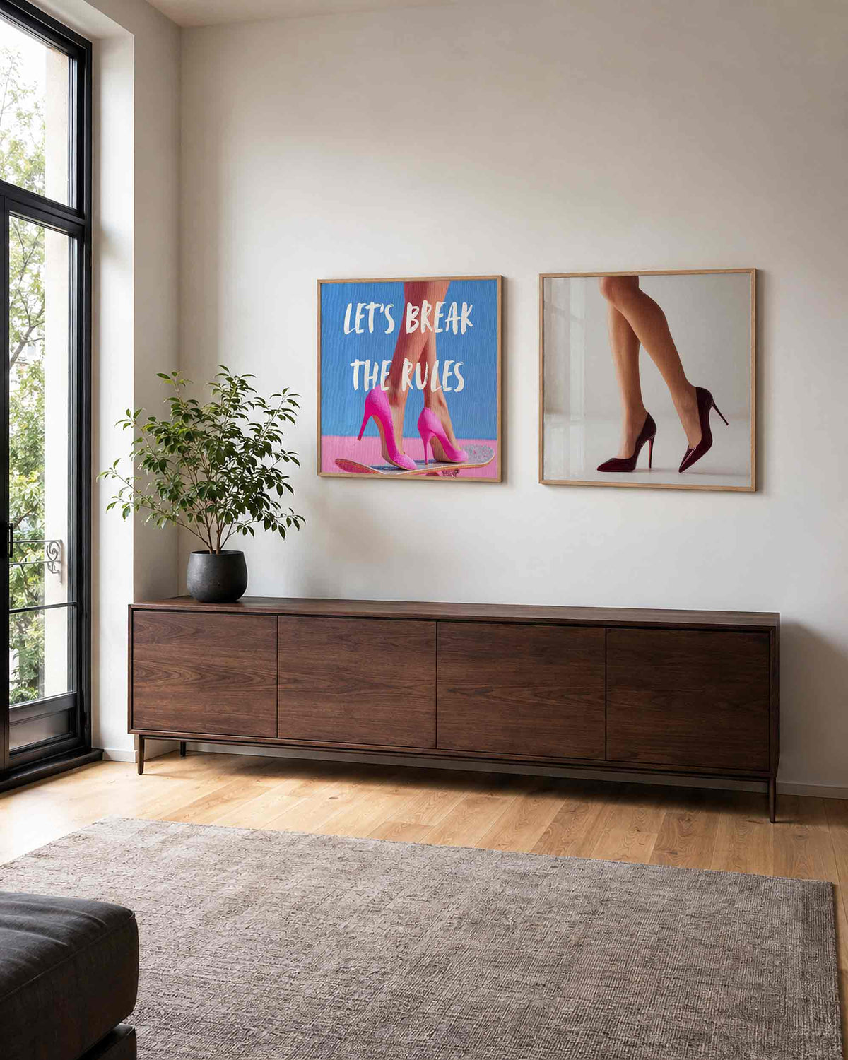 Interieurpresentatie van een tweedelige vierkante posterset met hoge hakken