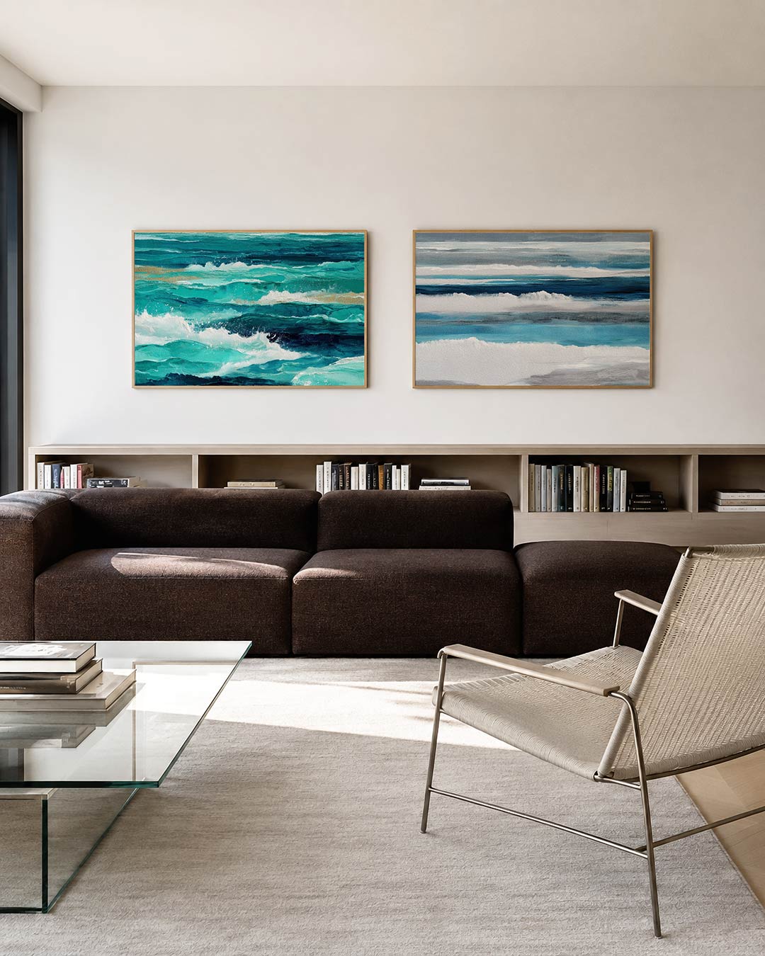Interieurbeeld met twee liggende posters: turquoise en witte golven