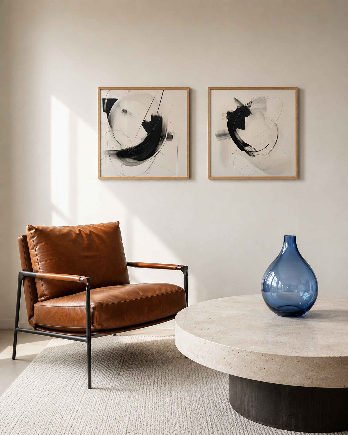 Interieurpresentatie van een tweedelige vierkante posterset met zwarte penseelstreken