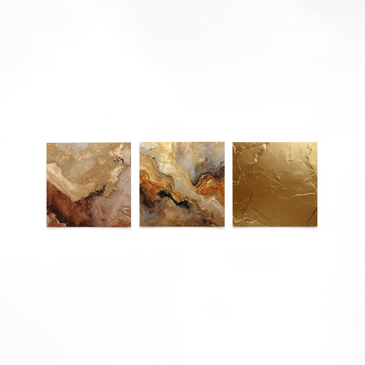 Drie vierkante posters met goudbruine abstracte op een gebroken witte achtergrond