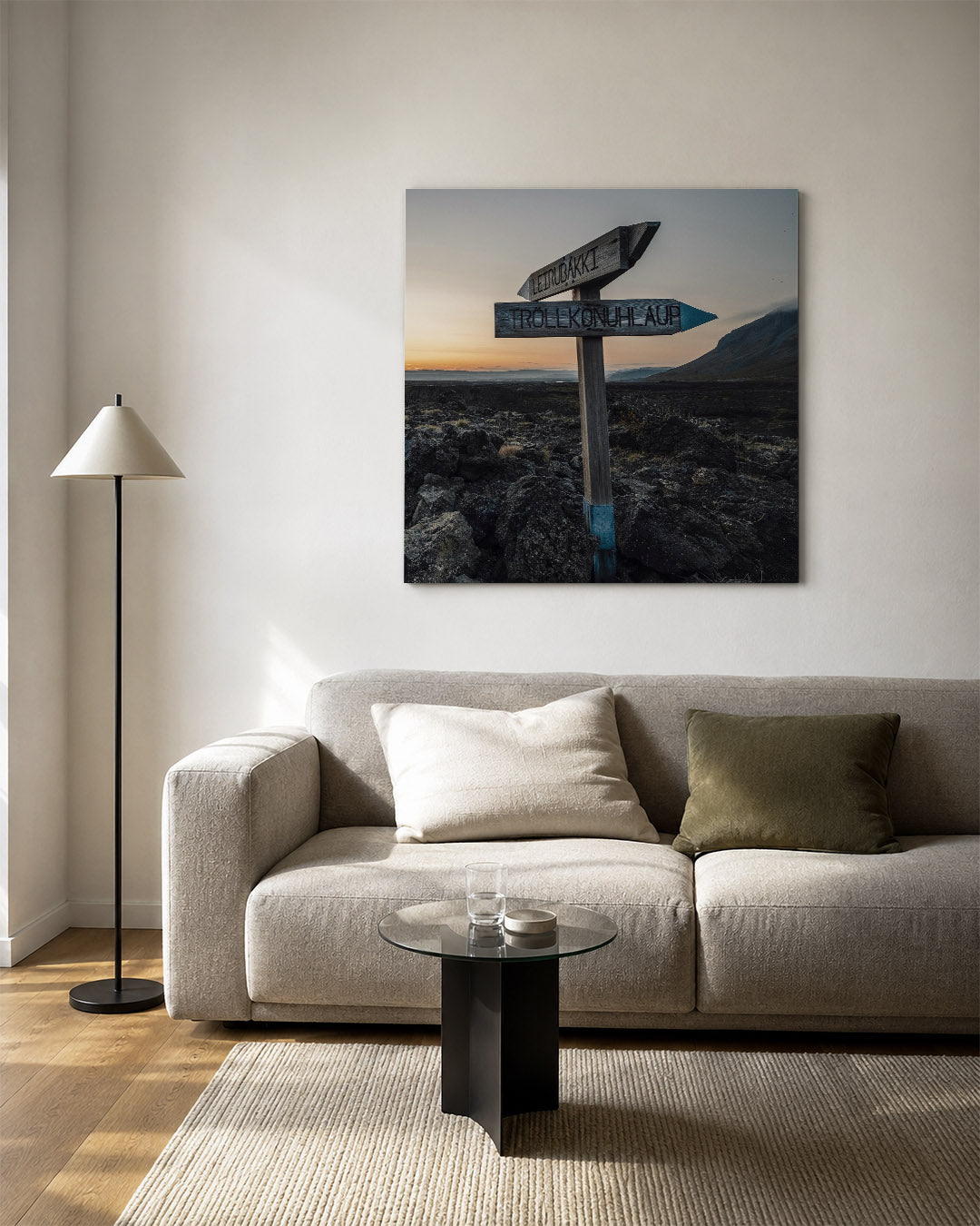 Wegwijzer in landschap Kunstwerk