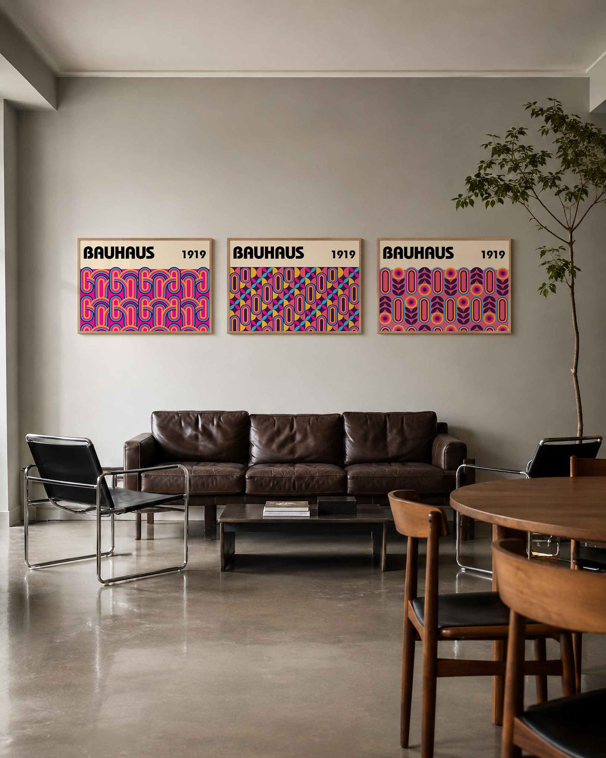 Interieurmockup van drieluik landscape-posterset met kleurrijke ritmevlakken