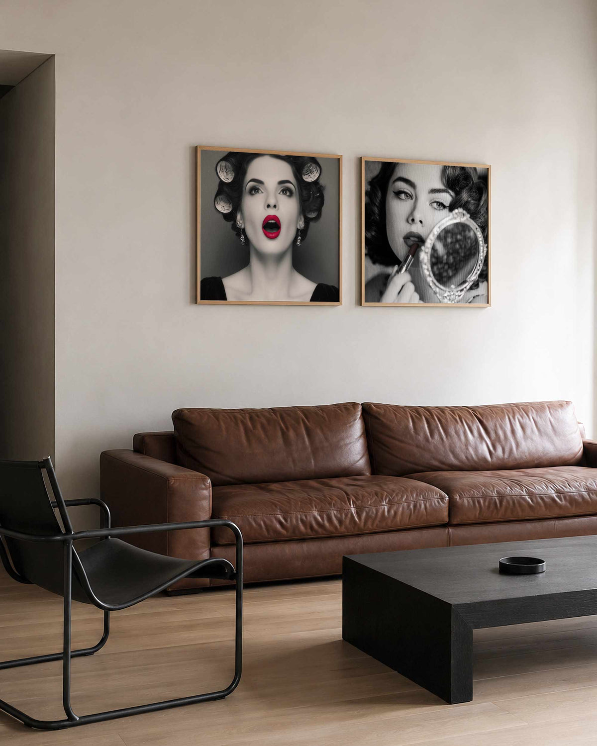 Interieurpresentatie van een tweedelige vierkante posterset met make upportretten