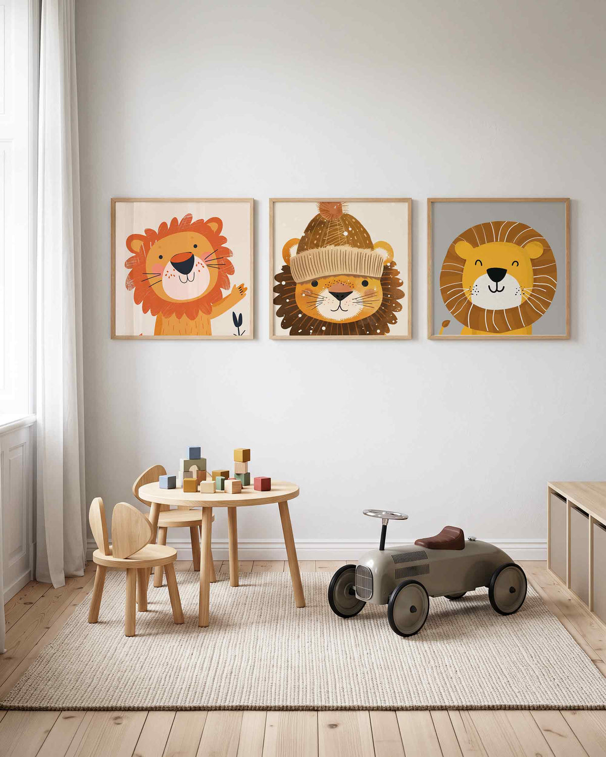 Interieurpresentatie van een driedelige vierkante posterset met leeuwen portretten