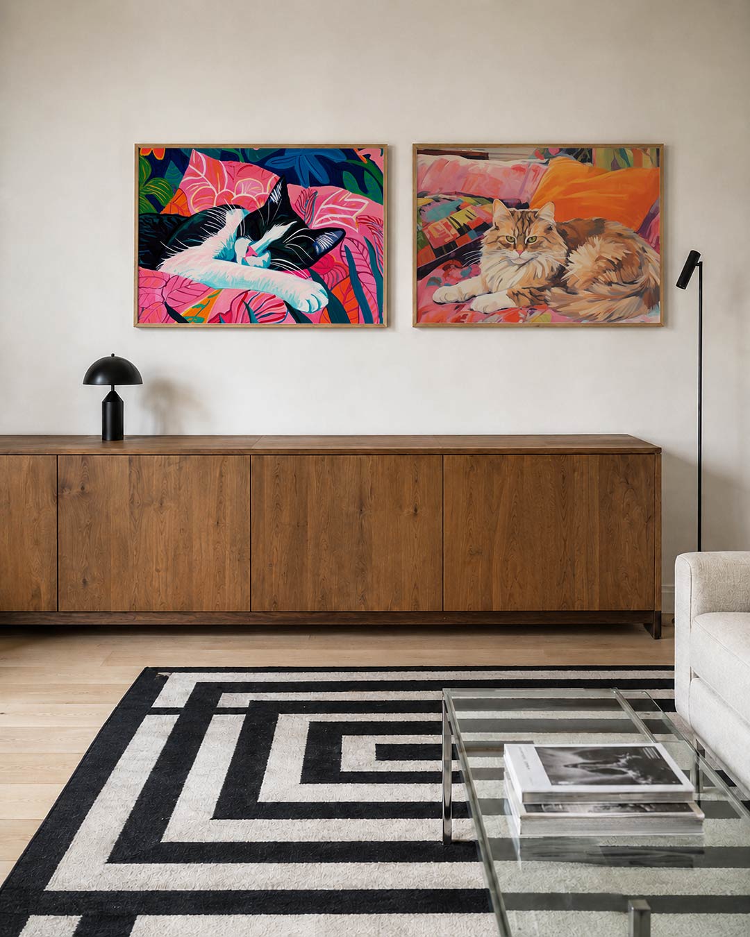 Tweedelige posterset met een slapende kat op een bed van levendige roze en blauwe bladeren, getoond in een interieur