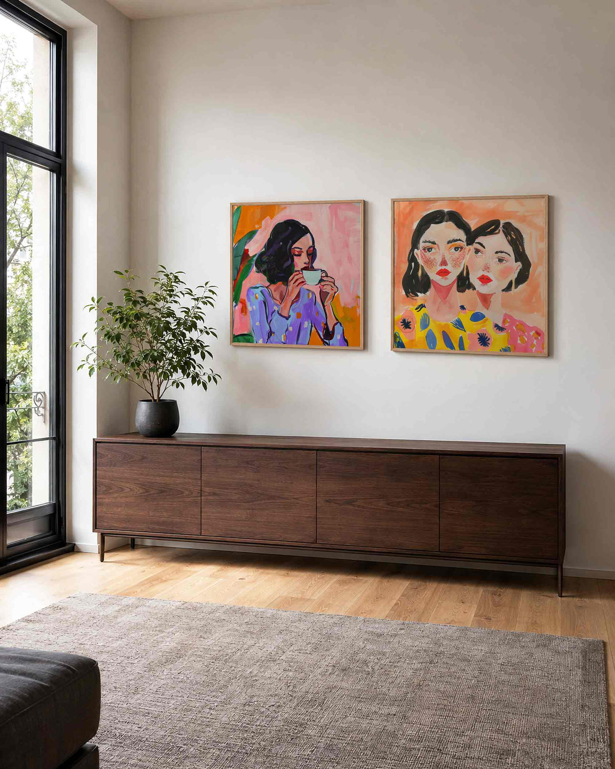 Interieurpresentatie van een tweedelige vierkante posterset met vrouwenportretten
