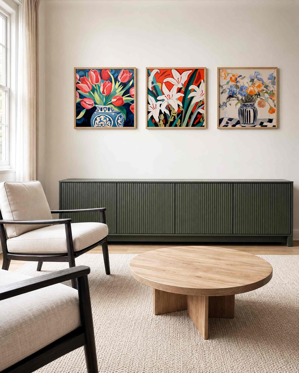 Interieurpresentatie van een driedelige vierkante posterset met bloemen in vazen