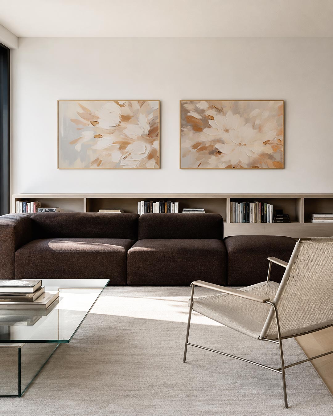 Twee liggende posters met vloeiende vormen in zachte beige en witte tinten, aan de muur in een interieur