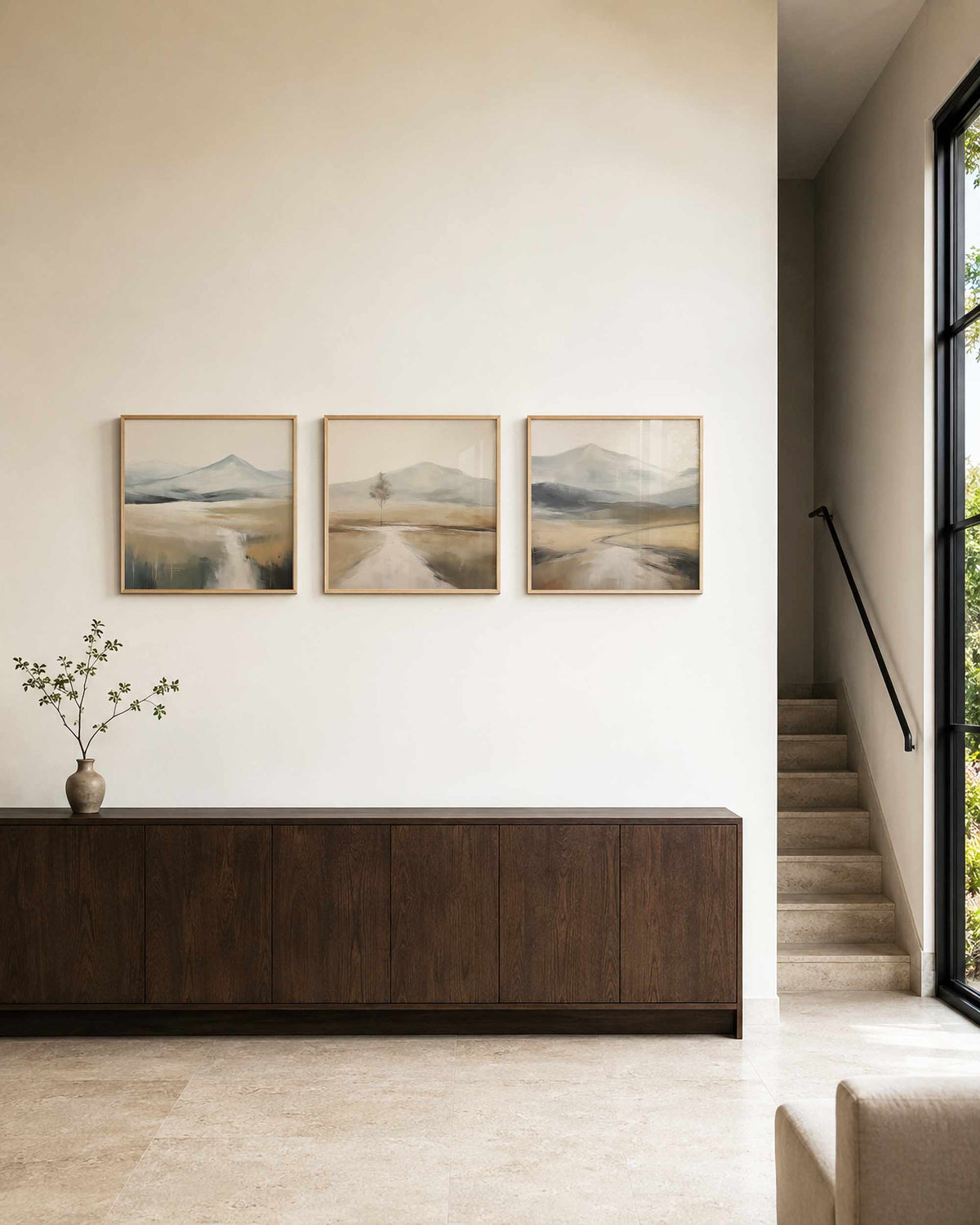 Interieurpresentatie van een driedelige vierkante posterset met abstracte berglandschappen