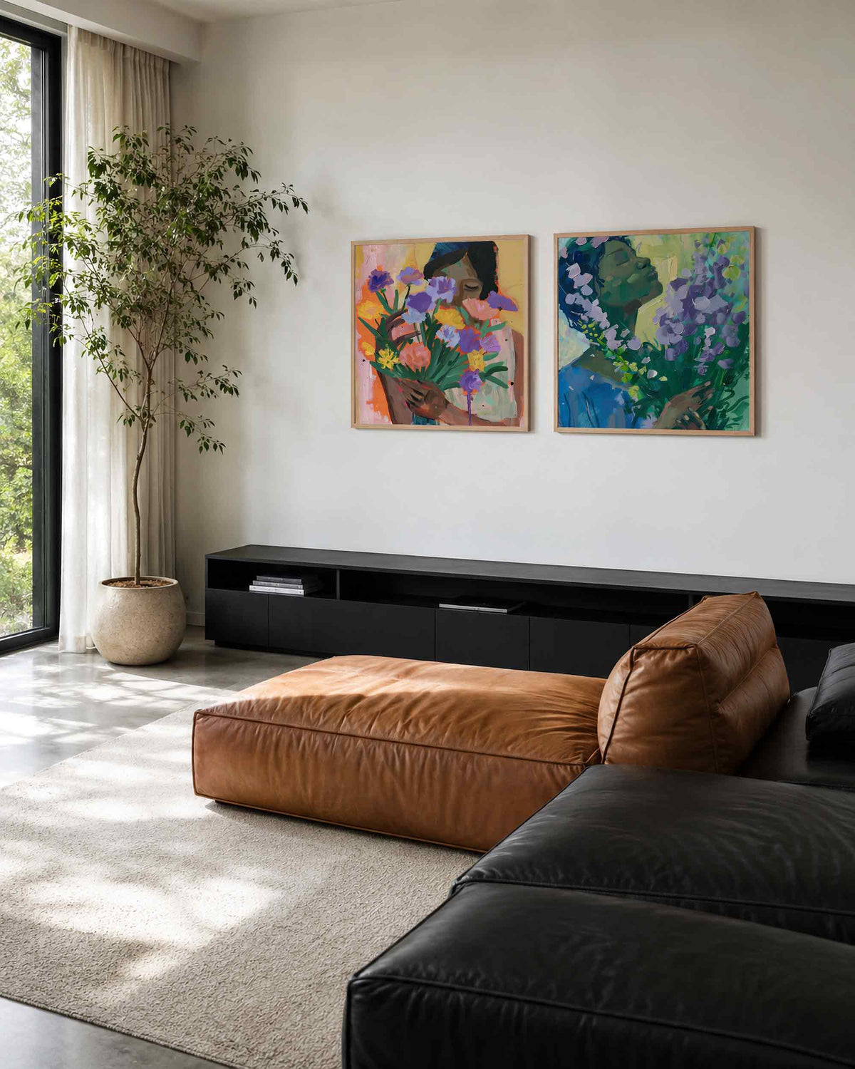 Interieurpresentatie van een tweedelige vierkante posterset met vrouwenportretten met bloemen