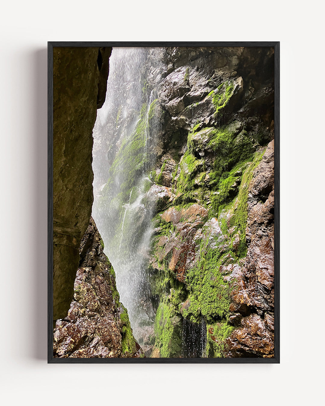 Rotsachtige waterval Poster
