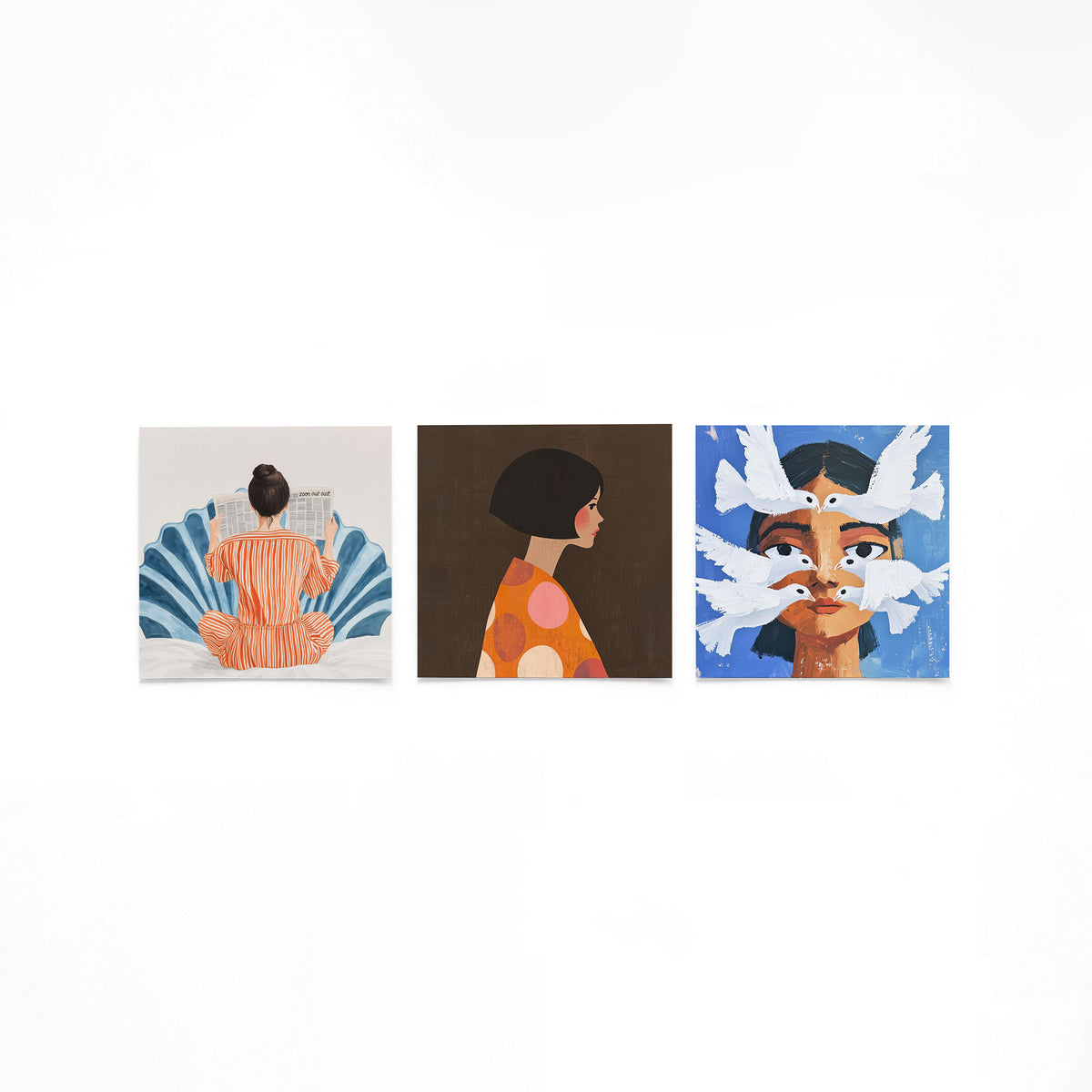 Drie vierkante posters met vrouwenportretten op een gebroken witte achtergrond