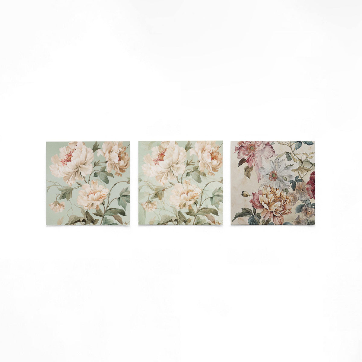 Drie vierkante posters met pastelkleurige bloemen op een gebroken witte achtergrond
