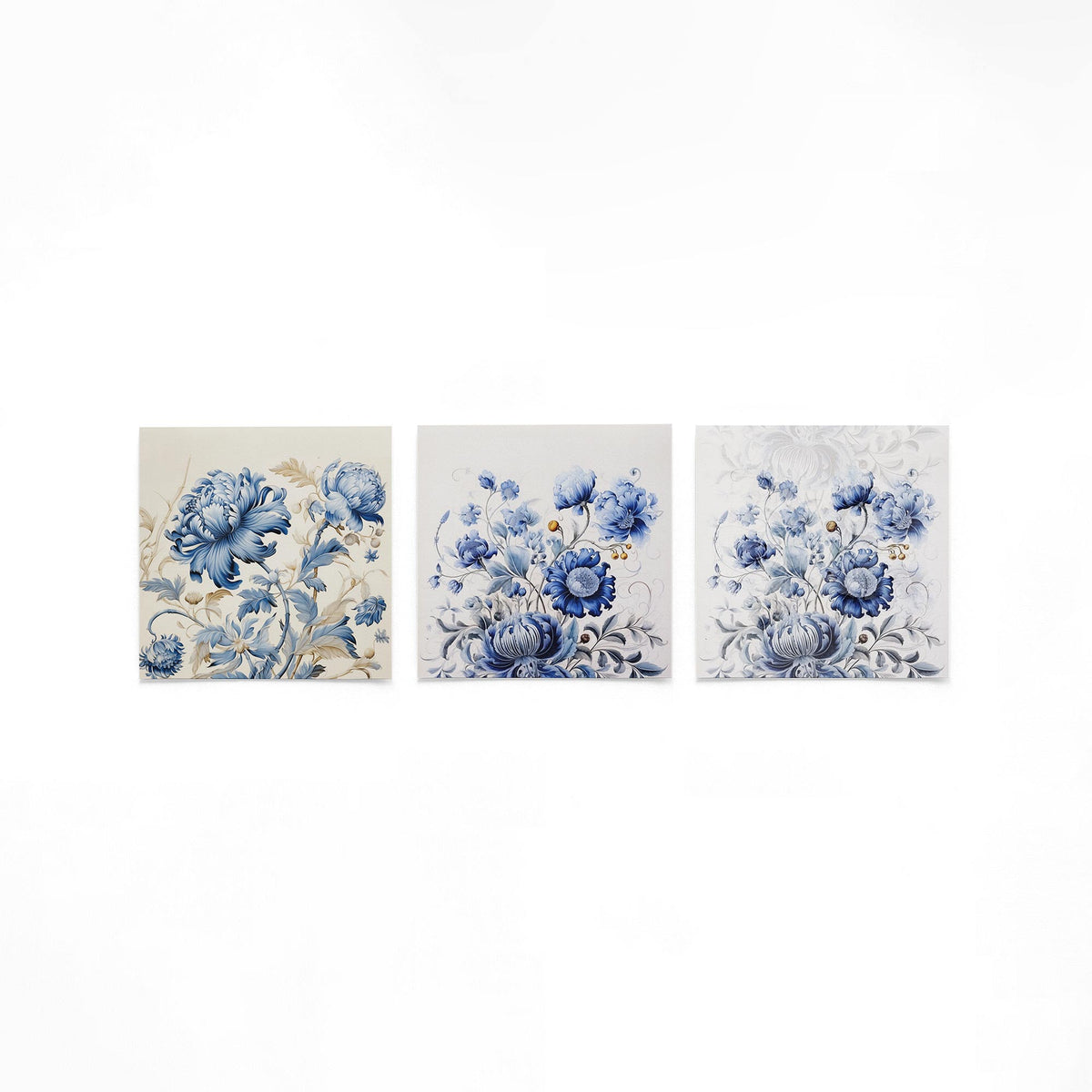 Drie vierkante posters met blauwe bloemen op een gebroken witte achtergrond