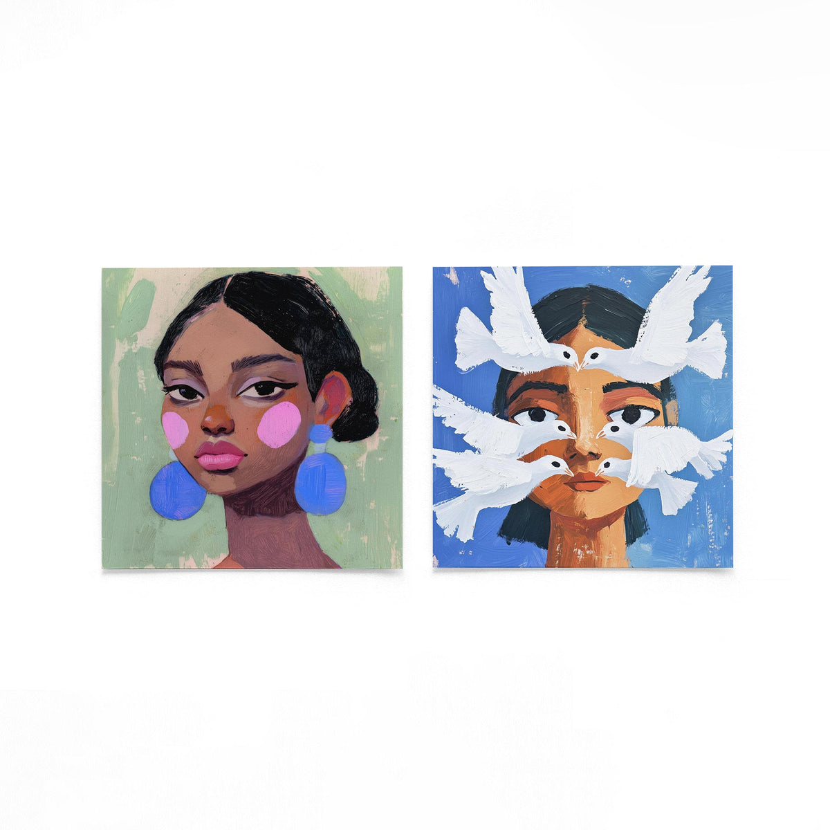 Twee vierkante posters met portretten met vogels op een gebroken witte achtergrond