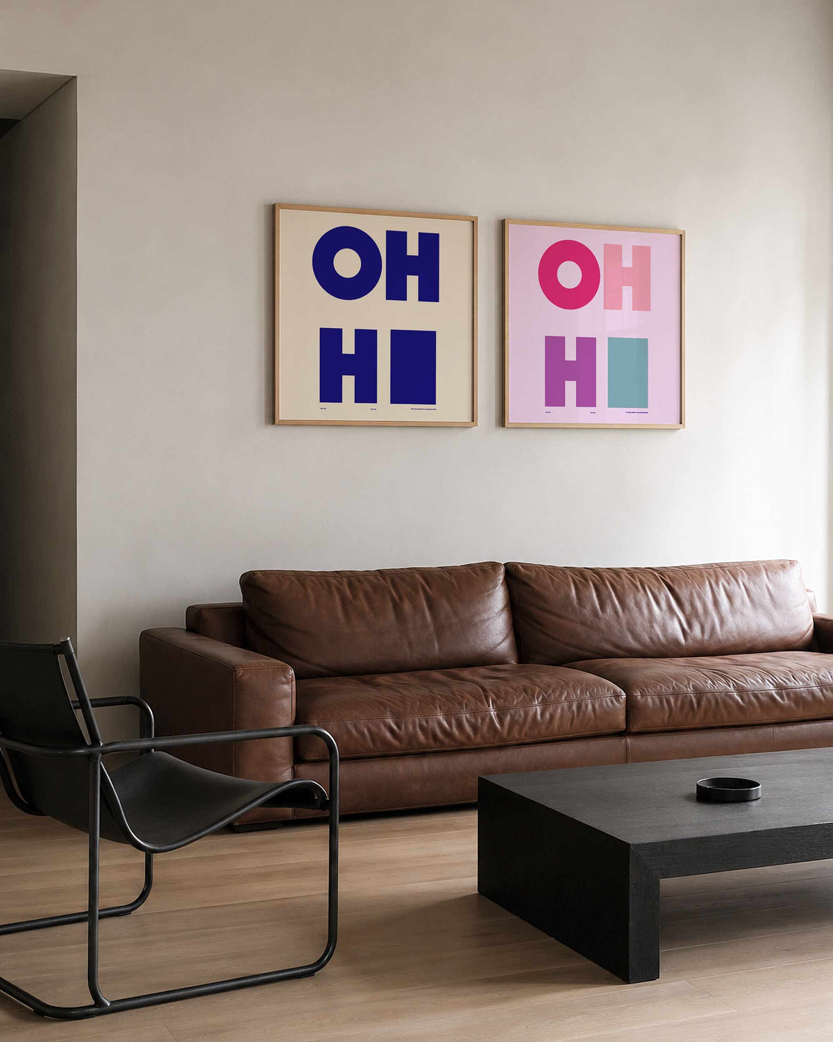 Interieurpresentatie van een tweedelige vierkante posterset met oh you tekst