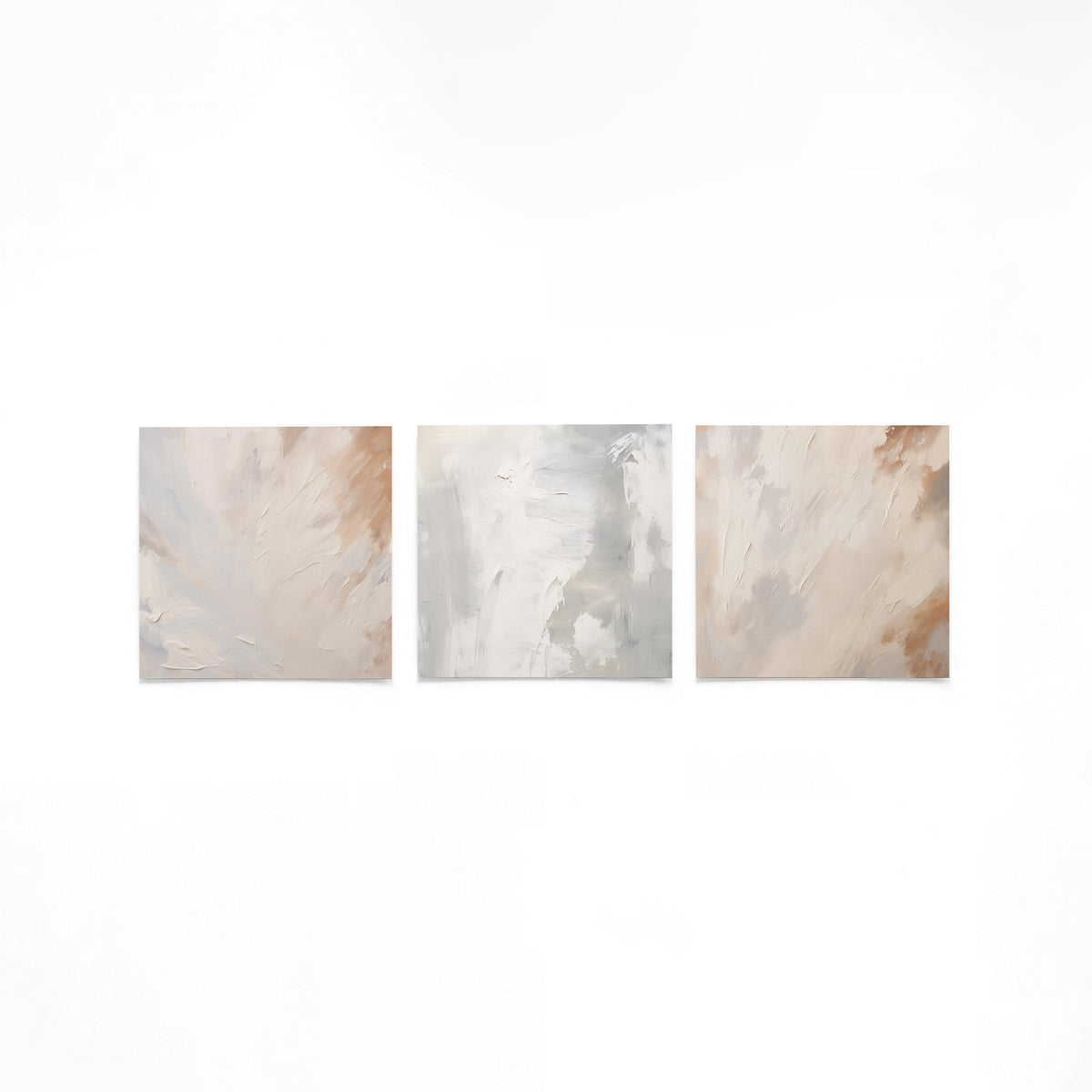 Drie vierkante posters met abstracte beige schilderingen op een gebroken witte achtergrond