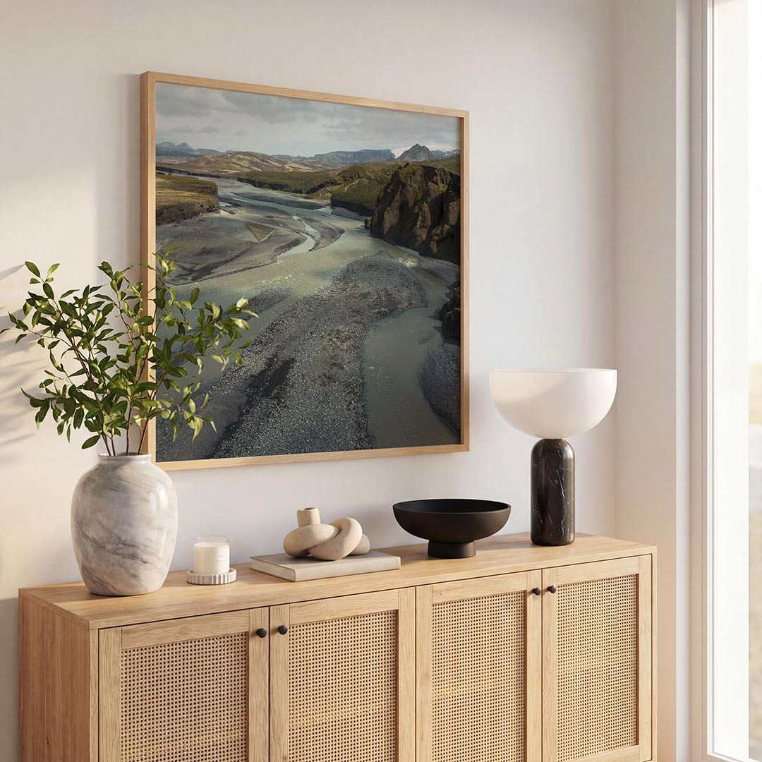 Rivierlandschap met bergen Poster