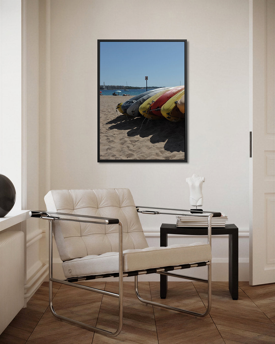 Kleurrijke kajaks op strand Kunstwerk