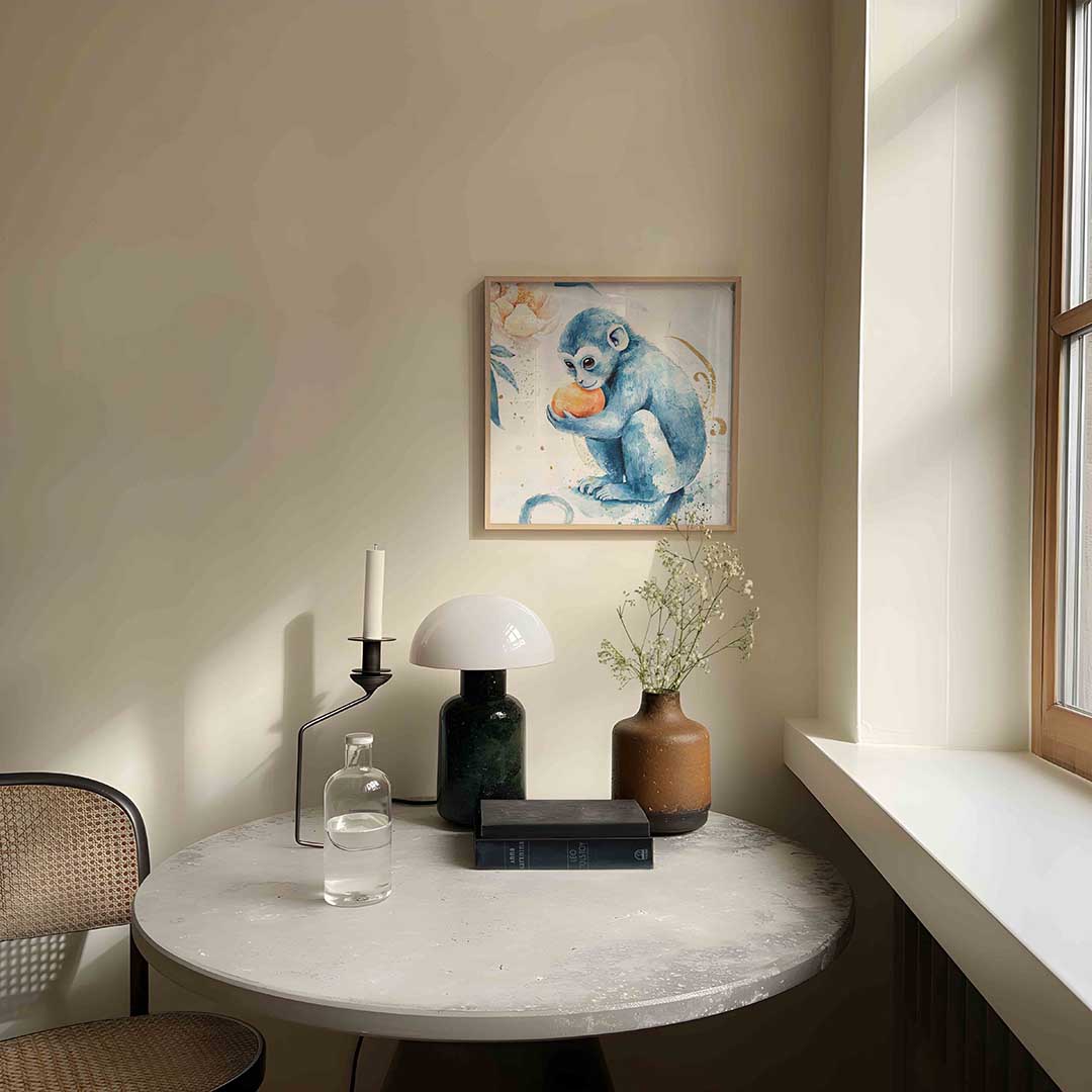 Blauwe aap met sinaasappel Poster