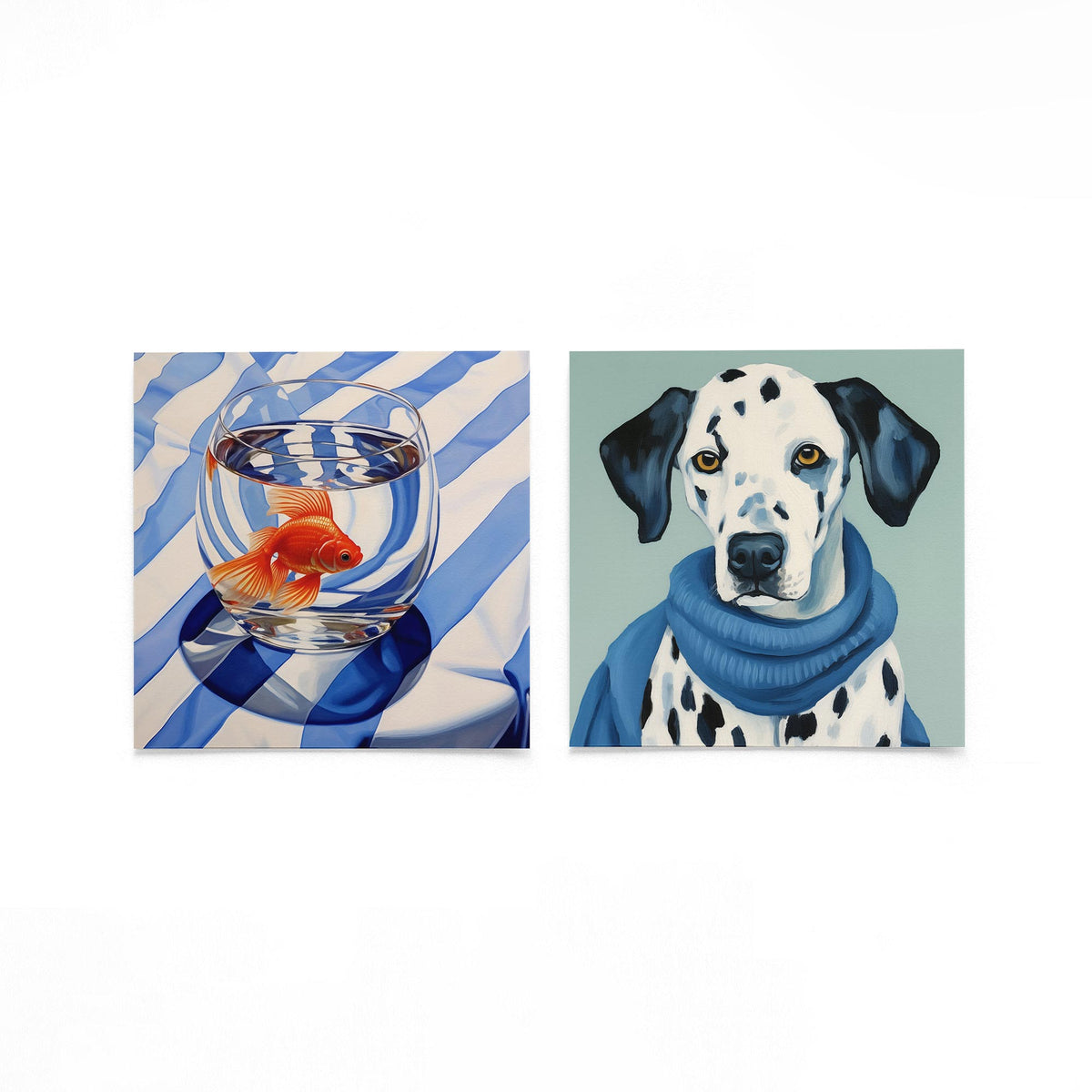 Twee vierkante posters met goudvis en dalmatiër op een gebroken witte achtergrond