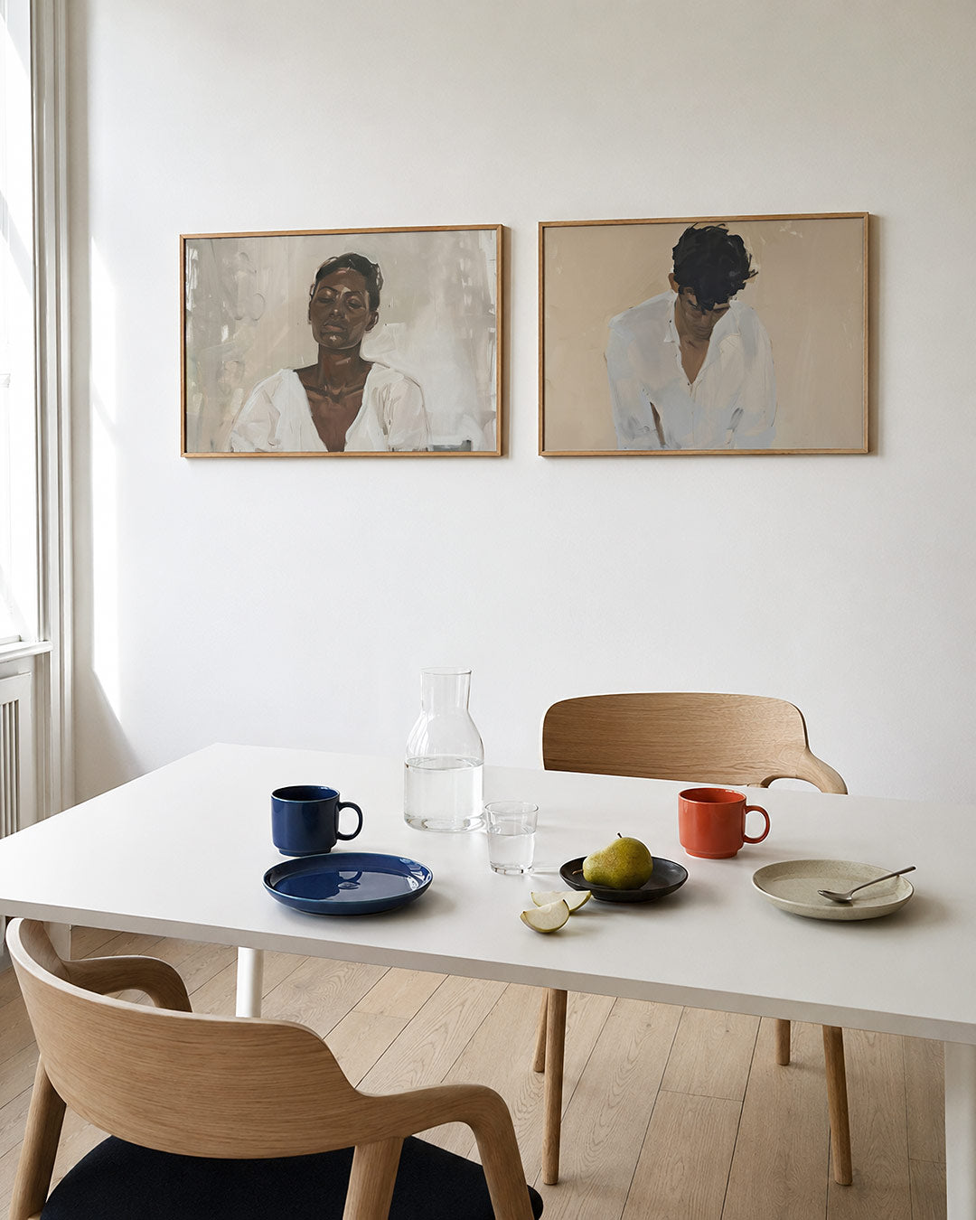 Twee liggende posters met donkere tinten en een rustige visuele opbouw, aan de muur in een interieur