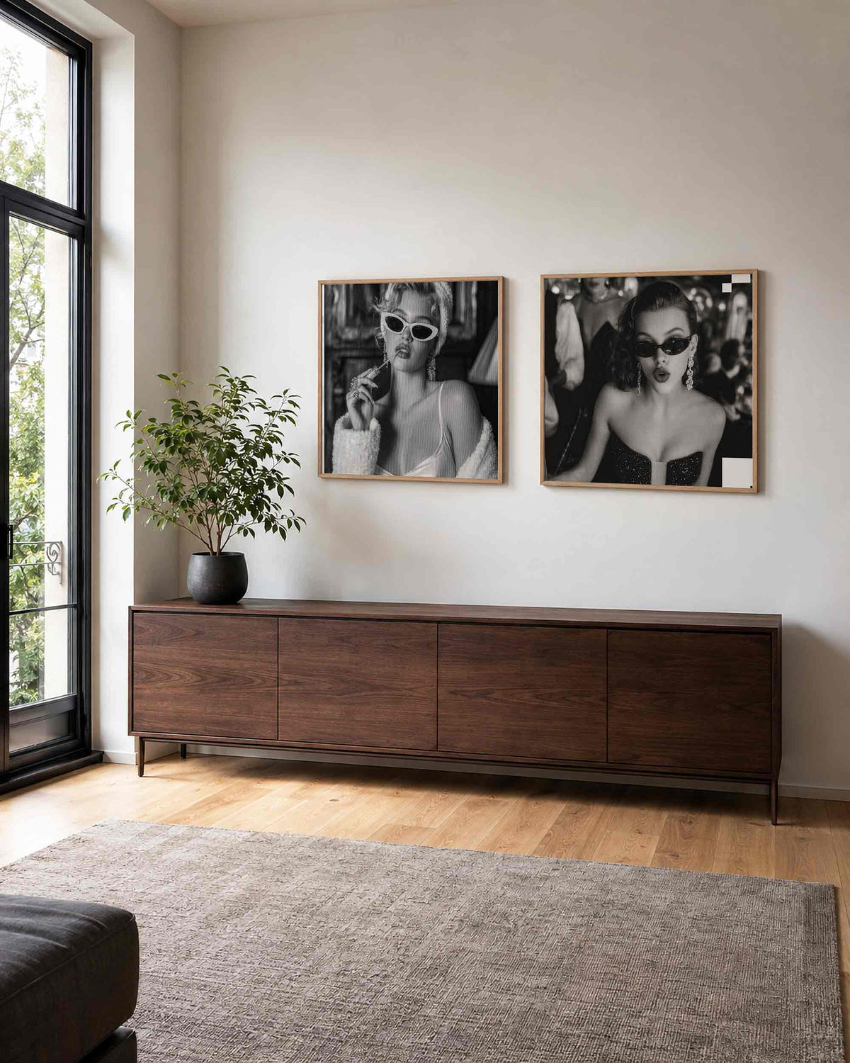 Interieurpresentatie van een tweedelige vierkante posterset met glamourportretten