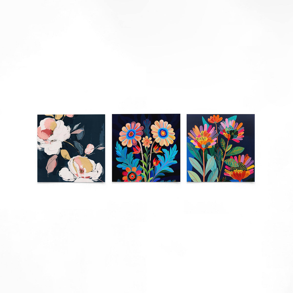 Drie vierkante posters met kleurrijke bloemen op een gebroken witte achtergrond