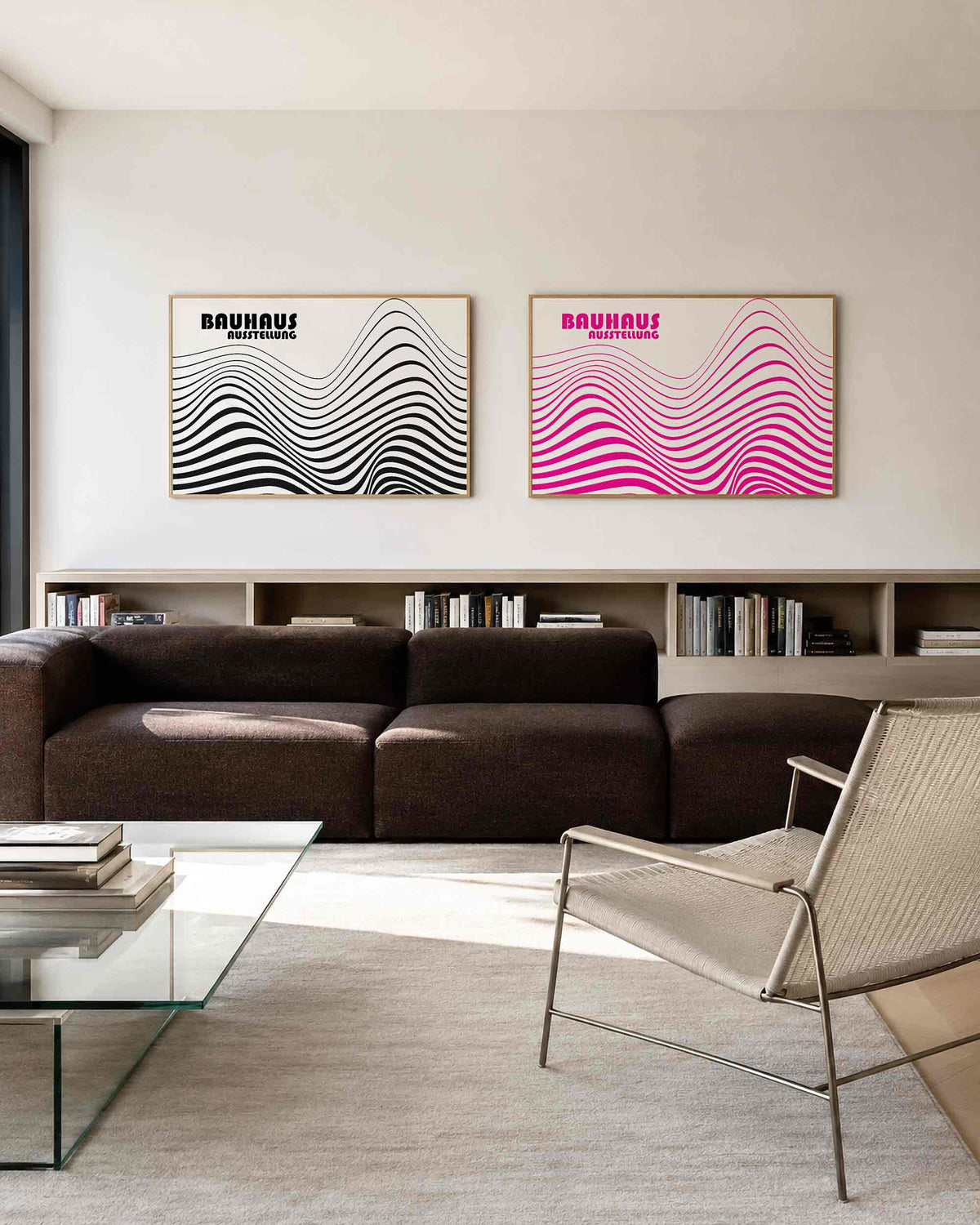 Interieurmockup van tweedelige landscape-posterset met golvende lijnen zwart en roze