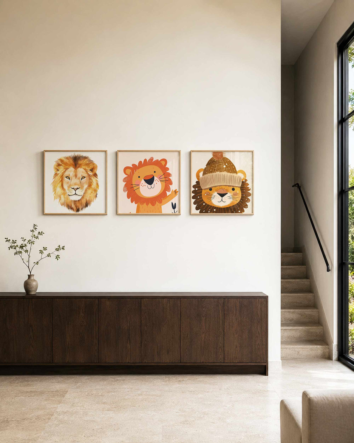 Interieurpresentatie van een driedelige vierkante posterset met leeuwenportretten