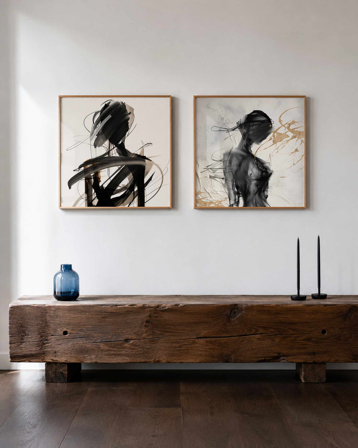 Interieurpresentatie van een tweedelige vierkante posterset met abstracte figuren