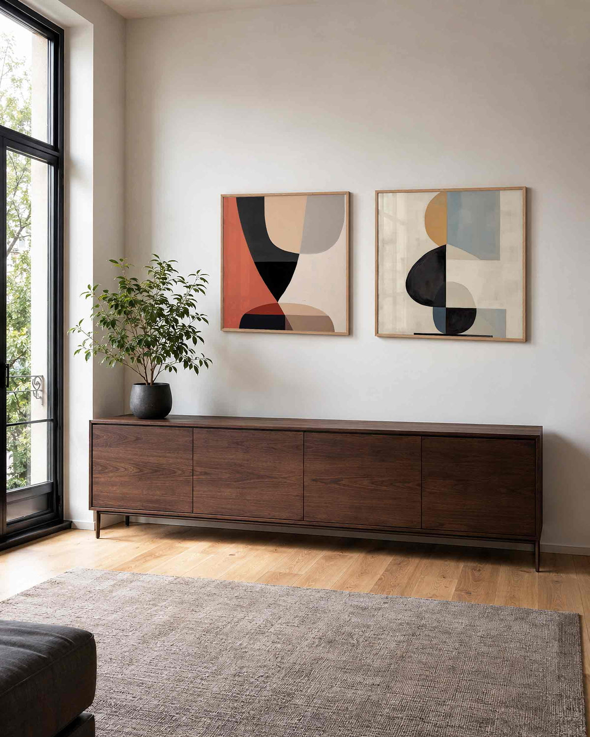 Interieurpresentatie van een tweedelige vierkante posterset met geometrische vormen
