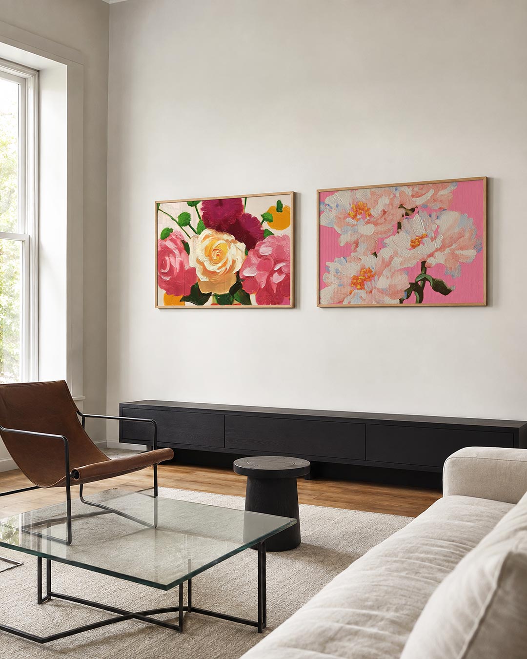 Interieurpresentatie van twee posters met een speelse verzameling van bloemen in roze, geel en groen