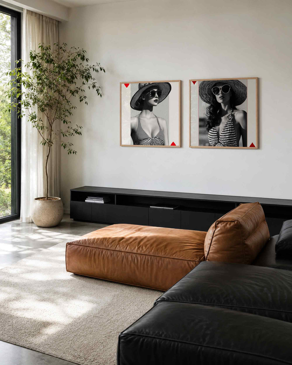 Interieurpresentatie van een tweedelige vierkante posterset met zomermode dames