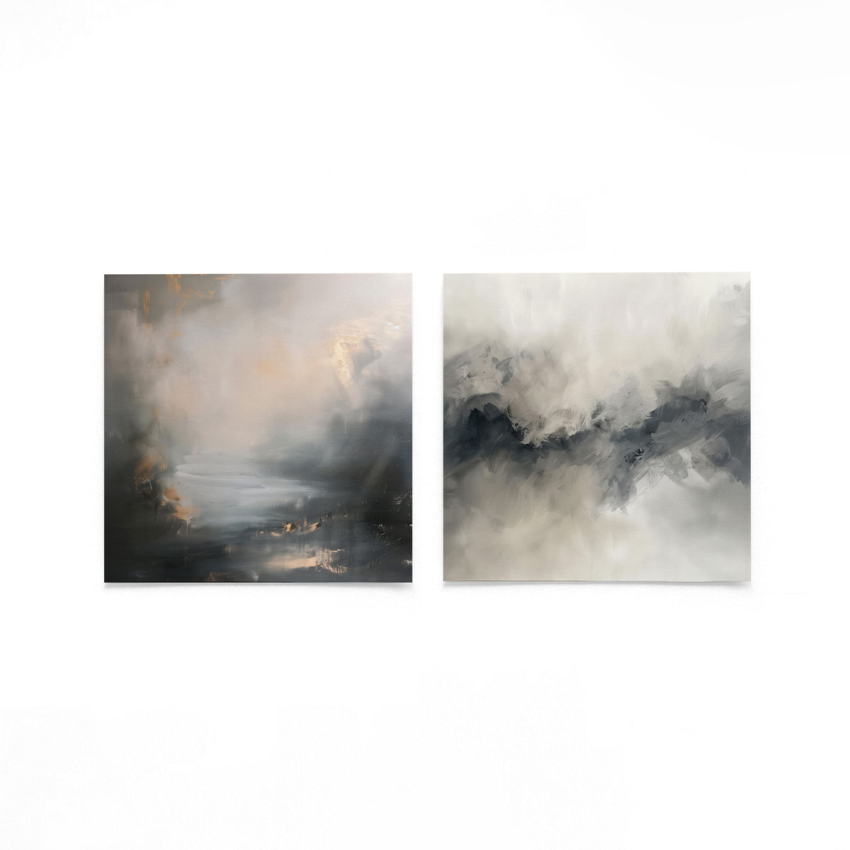 Twee vierkante posters met grijs beige abstracte op een gebroken witte achtergrond
