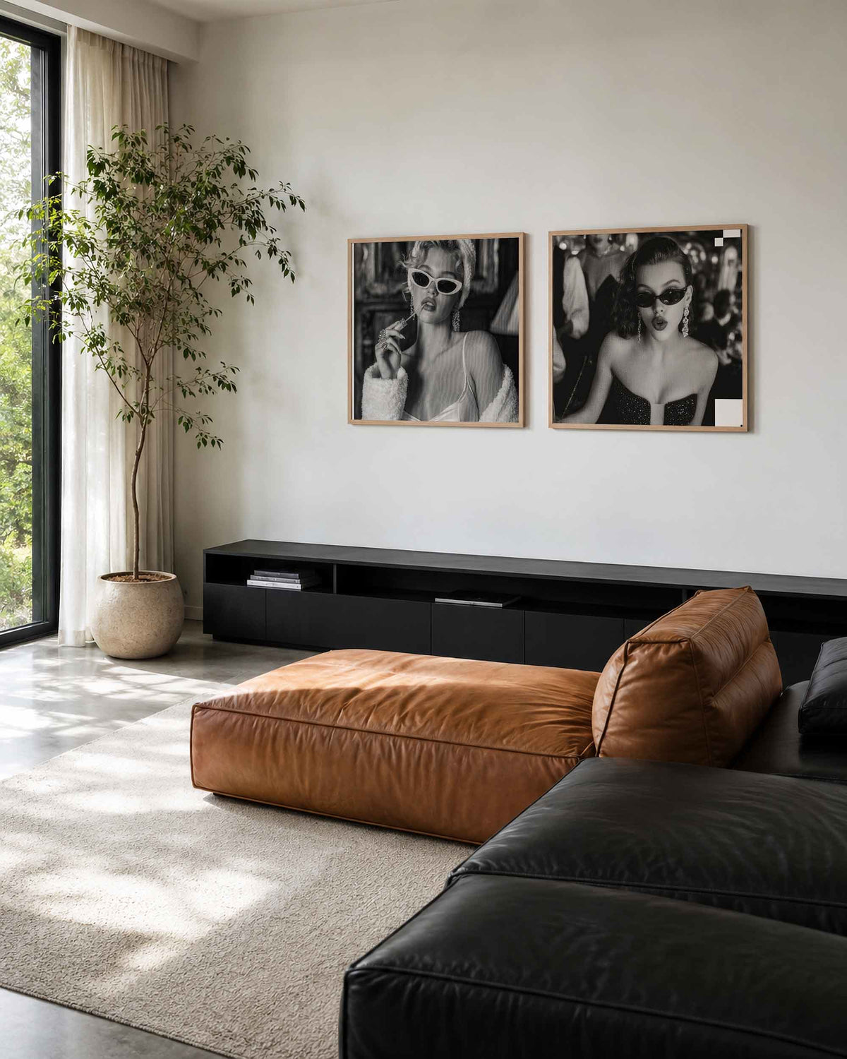 Interieurpresentatie van een tweedelige vierkante posterset met glamourportretten