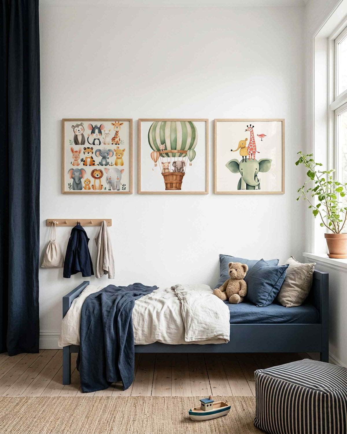 Interieurpresentatie van een driedelige vierkante posterset met dierenillustraties