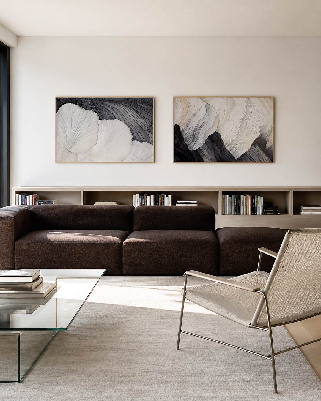 Tweedelige posterset met een spel van vloeiende lijnen en zachte kleurvlakken, getoond in een interieur