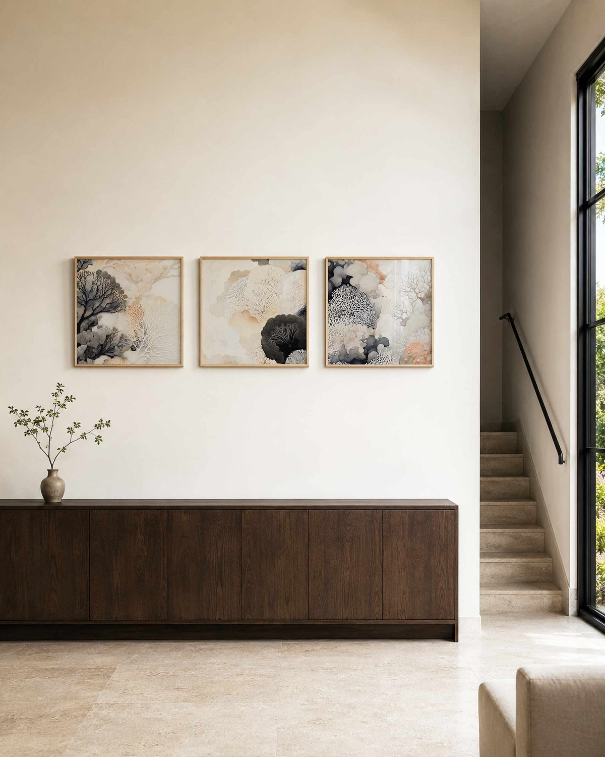 Interieurpresentatie van een driedelige vierkante posterset met abstracte koraalstructuren