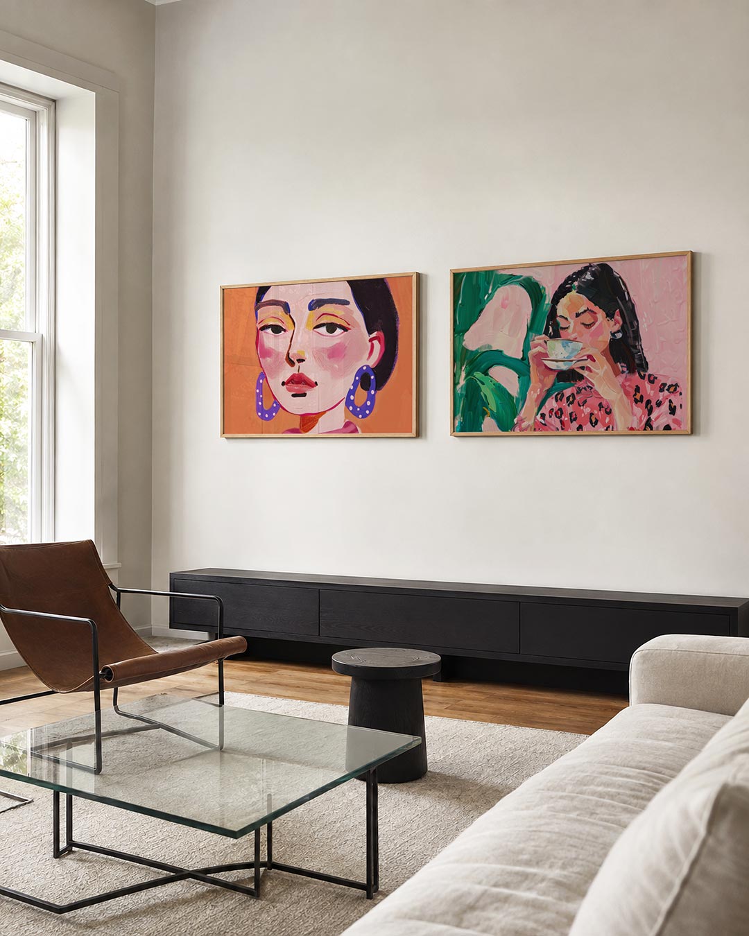 Twee liggende posters met een gezicht met levendige kleuren, aan de muur in een interieur