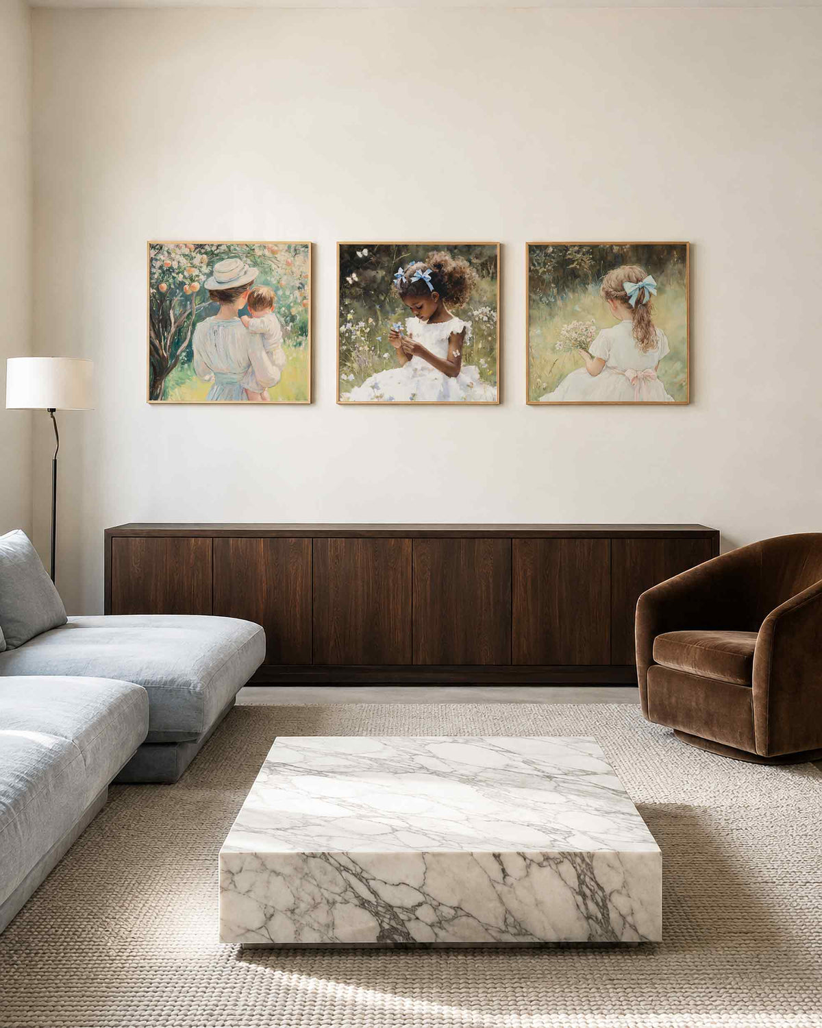 Interieurpresentatie van een driedelige vierkante posterset met meisjes in de bloementuin