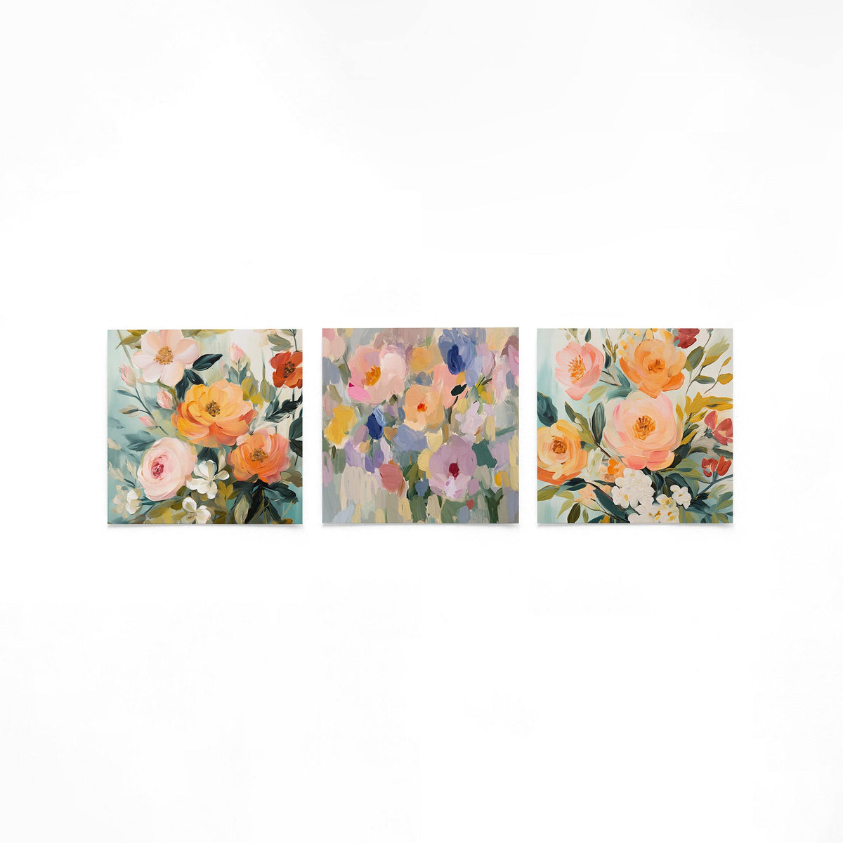 Drie vierkante posters met kleurrijke bloemen op een gebroken witte achtergrond